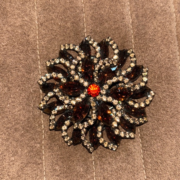 Jewelry - Beautiful brown stone with yellow stone detailing.Red-orange center stone brooch